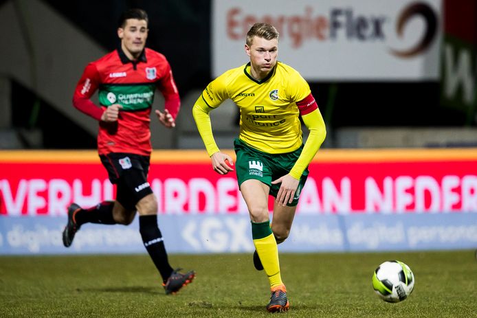 Fortuna Sittard-captain Perr Schuurs (r) glipt voorbij NEC-middenvelder Sven Braken.