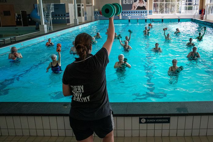 De Ouderen Zwemclub Oirschot doet haar gymnastiekoefeningen met een instructeur erbij.  De club heeft onlangs een eenmalige subsidie van de gemeente gekregen omdat het door corona lastig is geweest.