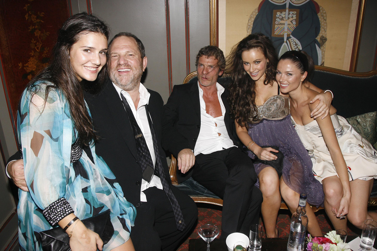 Harvey Weinstein omarmt actrice Margherita Missoni tijdens een feest in Parijs. Beeld Getty Images