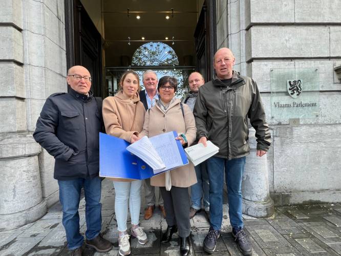 4.415 handtekeningen voor behoud Molse Dierenmarkt afgeleverd aan Vlaams Parlement
