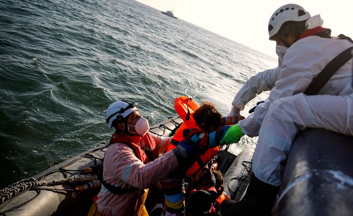 Reddingswerkers halen op 9 mei migranten uit een boot die stuk ging tijdens een poging om het Kanaal over te steken naar Engeland.