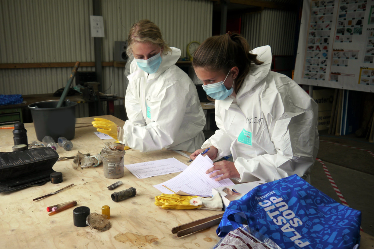 Vrijwilligers sorteren en analyseren het afval dat de Great Bubble Barrier heeft verzameld.