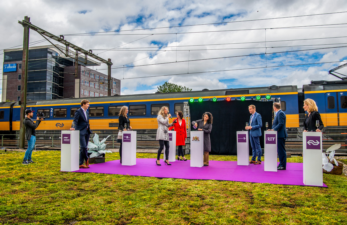 Station Rotterdam Alexander geopend en reizigers zijn enthousiast ‘Ik vind het tof geworden