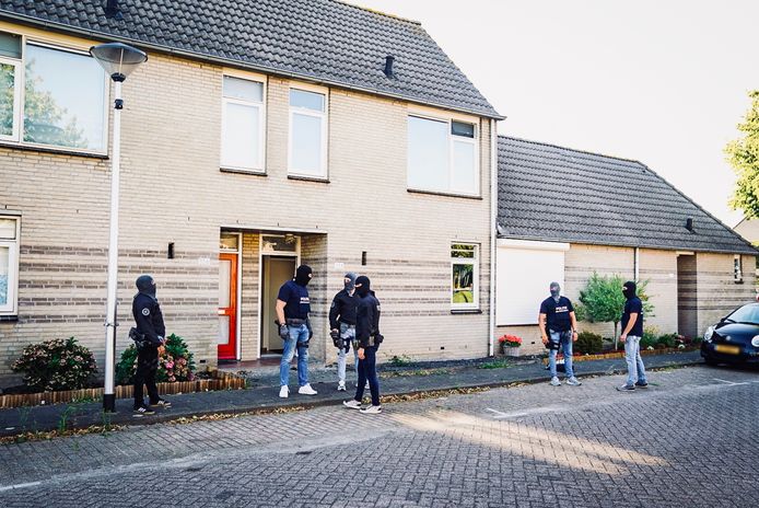 Arrestatieteam valt woning in Helmond binnen