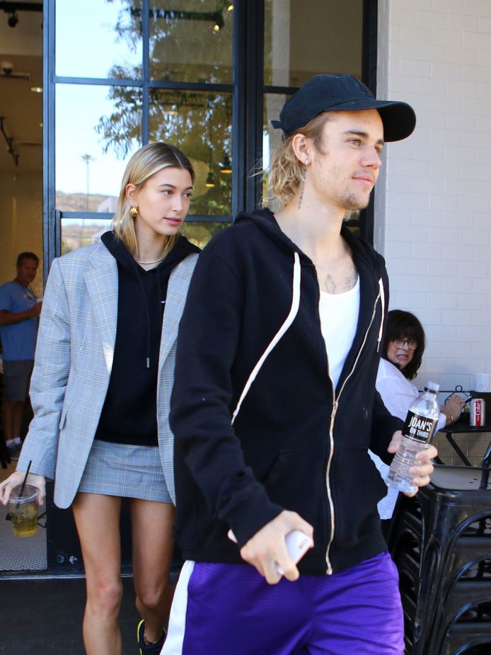 Justin Bieber en Hailey Baldwin verlaten een ontbijtrestaurant in Los Angeles op 16 oktober 2018.
