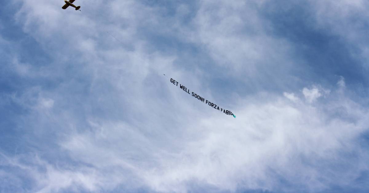 Vliegtuig met spandoek cirkelt boven Heukelum: 'Get well soon! Forza Fabio' - AD