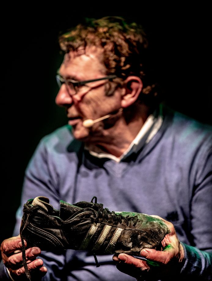 Willem van Hanegem en zijn oude Adidas-schoen.