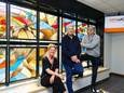 Ingrid Stoffels, Coen van Dijk en Ruud Rabelink voor het glas-in-loodraam dat werd gemaakt ter gelegenheid van het 75-jarig bestaan. Uiteraard ontworpen en gemaakt door studenten.