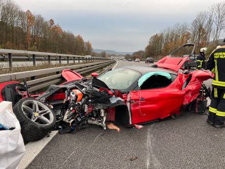 Ferrari crasht met 300 kilometer per uur op Duitse snelweg