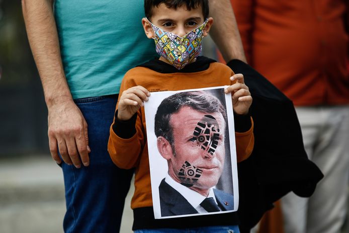 Een kind nam gisteren in Istanboel deel aan een betoging tegen Frankrijk.