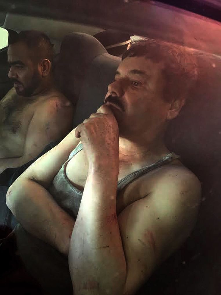 El Chapo, kort na zijn arrestatie. Foto werd geplaatst op de website Plaza de Armas. Beeld AFP