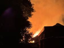 Buren waarschuwen op tijd voor grote brand in tuin, maar bewoners kunnen niet thuis blijven