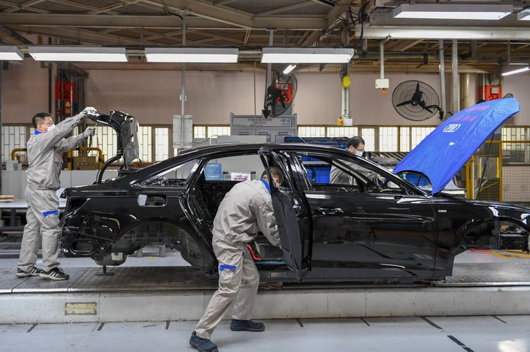 In een fabriek van FAW-Volkswagen in Changchun wordt de Audi A6 gebouwd.  Beeld AP