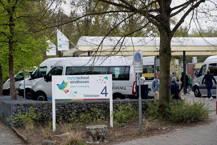 Taxibusjes en chauffeurs bij de Mytylschool in Eindhoven.