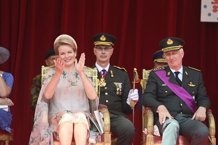 Koning Filip en koningin Mathilde keken duidelijk fier en geëmotioneerd toe toen hun oudste dochter in uniform passeerde in de parade.