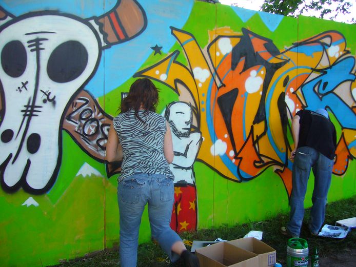 Jongeren aan de slag met airbrush in Boxtel.
