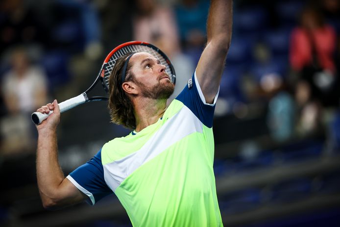 Huit ans après avoir rangé ses raquettes, Xavier Malisse se qualifie pour les demi-finales à Anvers.