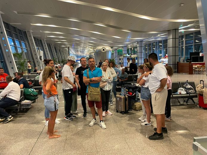 Voor de tweede dag op rij wachten de passagiers in de luchthaven op nieuws van TUI fly.