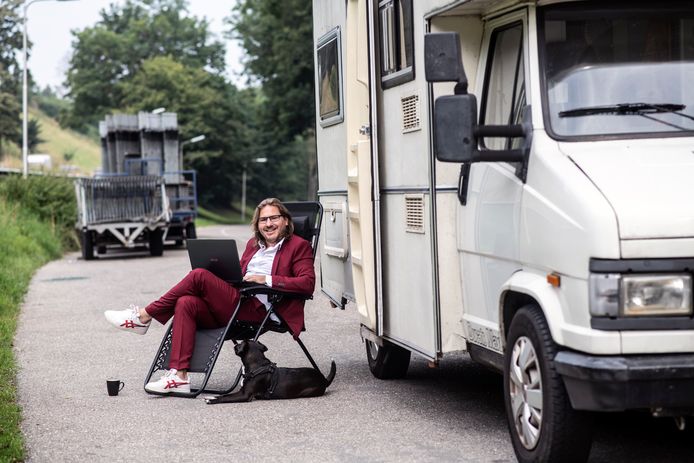 Camperkronieken, Dirk Lotgerink rijdt met zijn hond Panza in een camper door Gelderland, op zoek naar verhalen.