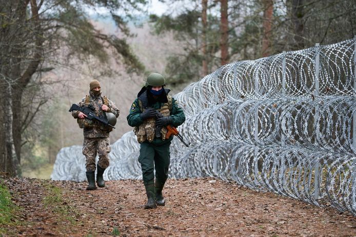 Letse soldaten patrouilleren aan de grens met Wit-Rusland.