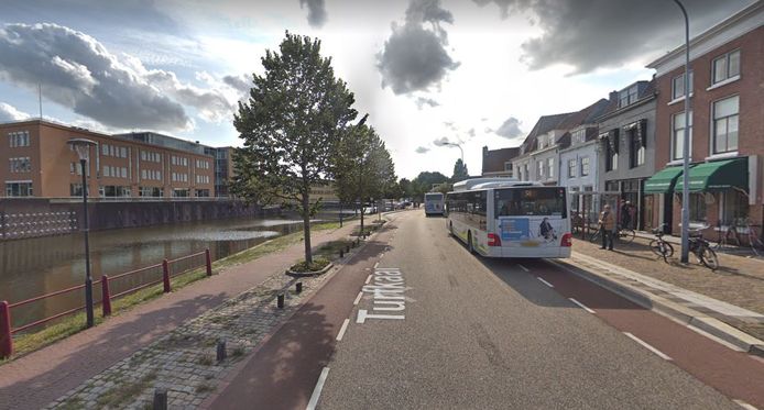 Het kantoorgebouw links aan de overkant van de gracht wordt verbouwd tot appartementencomplex.
