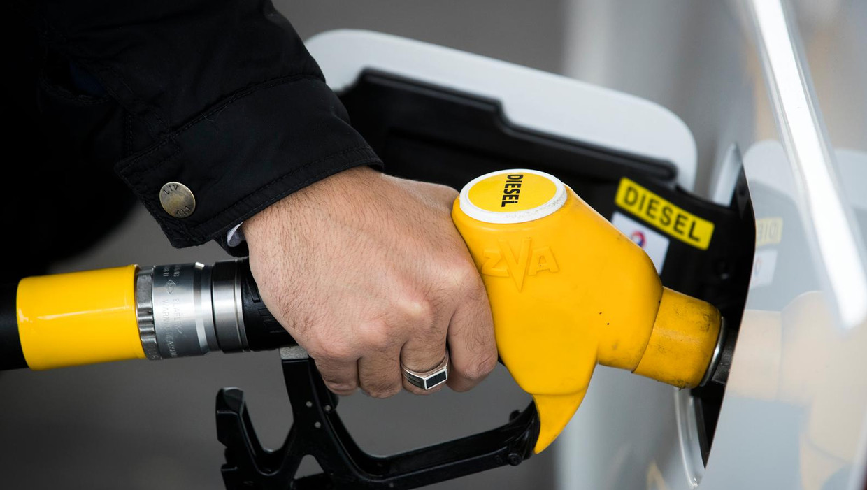 Een eigenaar van een dieselauto tankt bij. Beeld anp