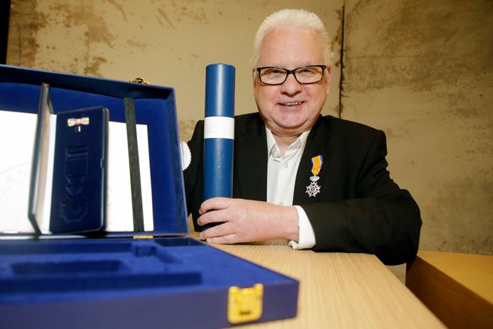 Leon Sosef met het oranje lintje, de oorkonde in de koker en het bijbehorende koffertje.