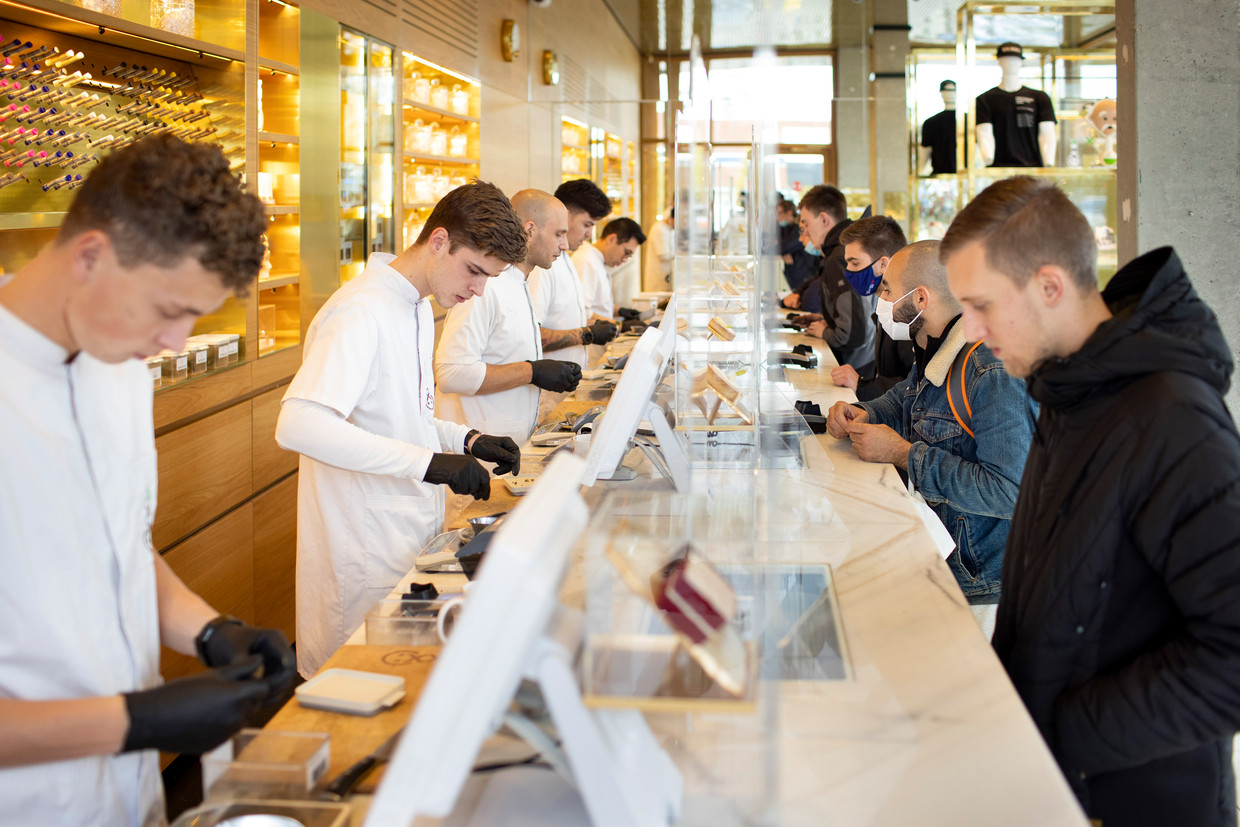 Coffeeshop Boerejongens in Amsterdam. Amsterdam wil verkoop aan buitenlandse toeristen verbieden. Beeld Hollandse Hoogte / The New York Times Syndication