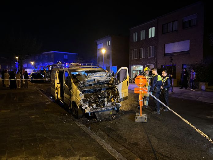 Buurtbewoners die wakker waren geworden van de sirenes kwamen onmiddellijk kijken wat er aan de hand was.