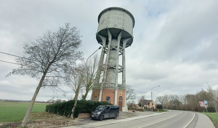 De watertoren in Ieper: te koop voor 75.000 euro.