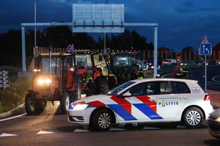 De politie heeft gericht geschoten bij een boerenprotest bij Heerenveen. Demonstranten probeerden in te rijden op agenten en dienstauto's. (05/07/2022) Beeld ANP