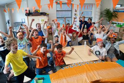 Achtste finale Oranje tijdens de musical van groep 8, wat nu? ‘We hopen dat ouders niet op hun mobiel kijken’