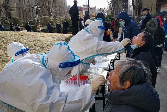 Gezondheidswerkers nemen coronatesten af bij inwoners in Shijiazhuang in de provincie Hebei.