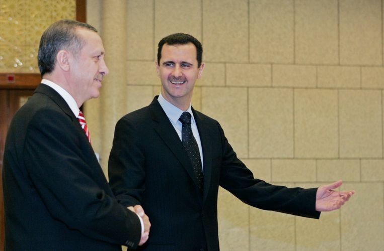 Erdogan en Assad schudden elkaar de hand bij een ontmoeting in de Syrische hoofdstad Damascus, in 2008. Beeld Reuters