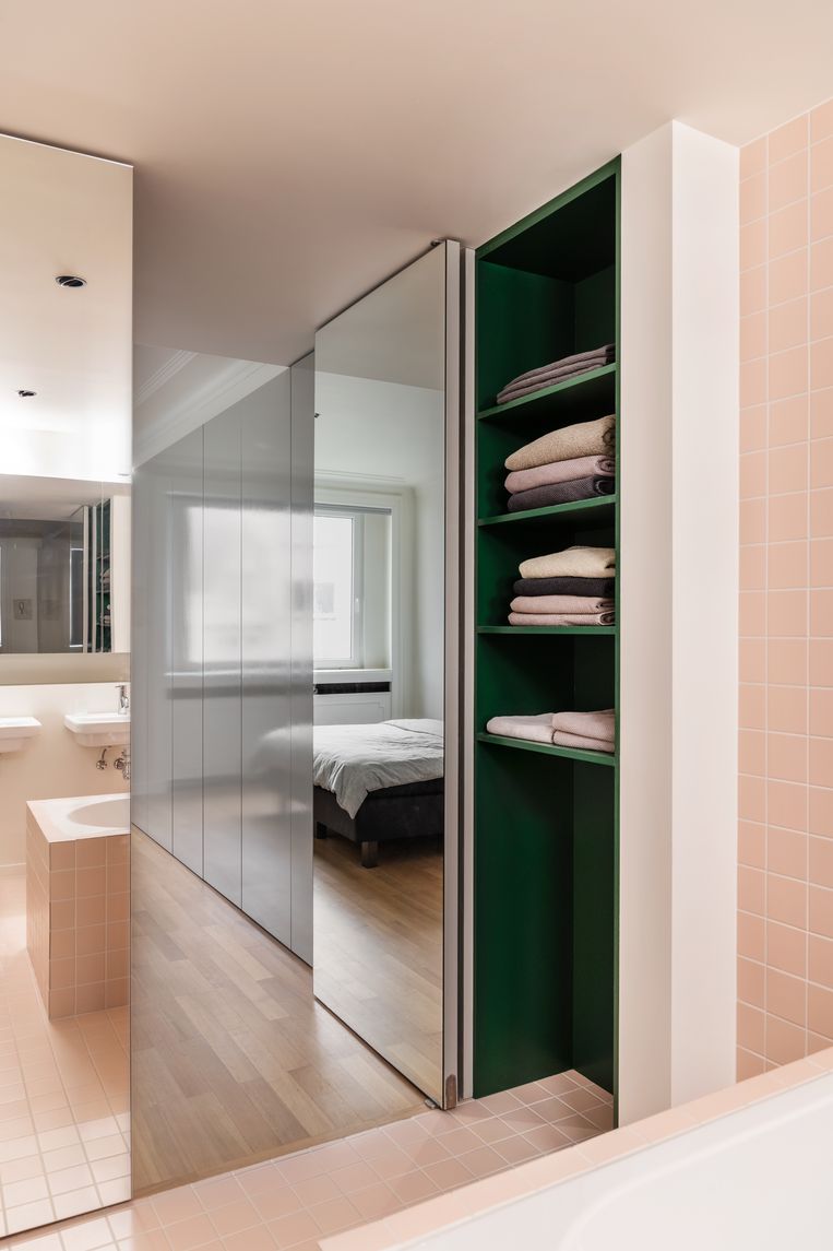 In de slaapkamer verdwijnt de deur naar de badkamer in de kastenwand. Spiegels aan de binnenkant creëren extra ruimtegevoel.
 Beeld Marthe Hoet