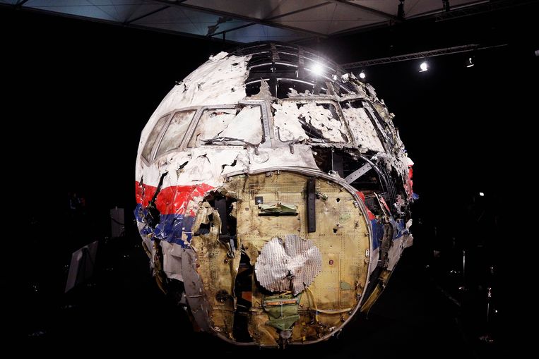 Tijdens het onderzoek naar de ramp met MH17 werd in Gilze-Rijen het vliegtuig met behulp van wrakstukken gereconstrueerd, oktober 2015. Beeld  ean Mouhtaropoulos / Getty 