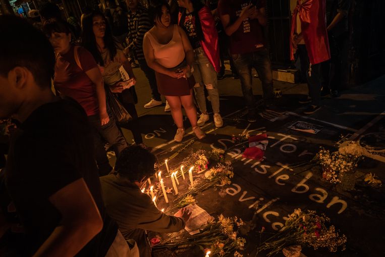 Een wake voor Víctor Santisteban, die zaterdag het eerste slachtoffer werd bij de protesten in Lima. Beeld Nicola Zolin voor de Volkskrant