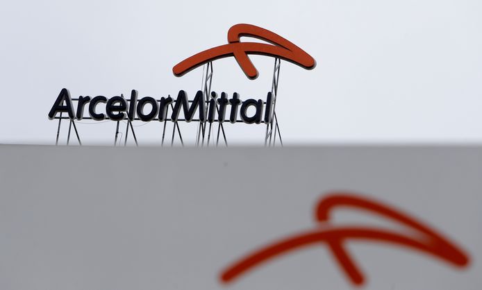 Het logo van ArcelorMittal bij een vestiging in Tsjechië.