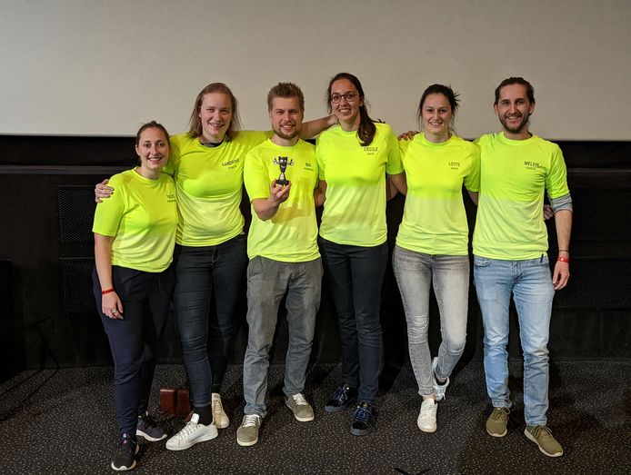 Coach en dokter Melvin Willems (uiterst rechts) met zijn trots Jessa-team.