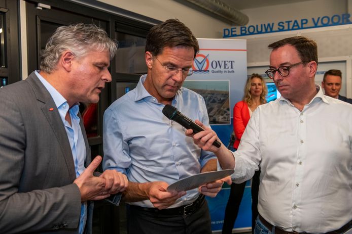 Dow Terneuzen-siteleader Neldes Hovestad in gesprek met minister-president Mark Rutte in Terneuzen, rechts VVD-campagneleider Wilfried Boonman.
