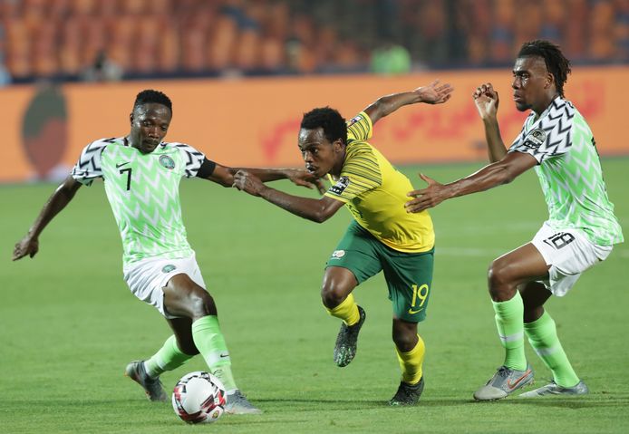 Percy Tau in duel met Arsenal-speler Alexander Iwobi op de Africa Cup