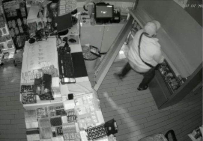Op camerabeelden van het Esso-tankstation in Torhout is te zien hoe de inbreker het metalen rolluik van de sigarettenkast kapot trekt.