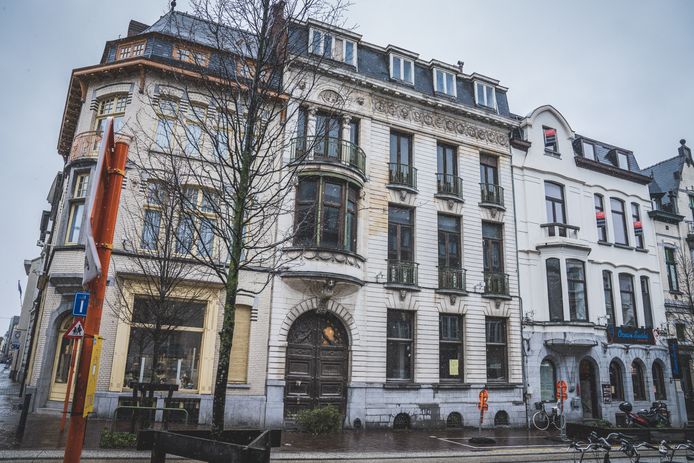 Het huis met de bruine poort wordt omgevormd tot een wijnbar.