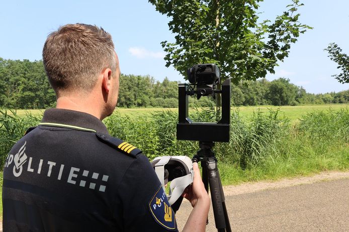 Expert van de politie in de weer met de 360 graden camera om de vindplek van Wies Hensen in beeld te brengen.