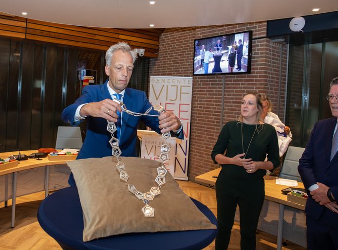 Burgemeester Sjors Fröhlich en de nieuwe ambtsketen.