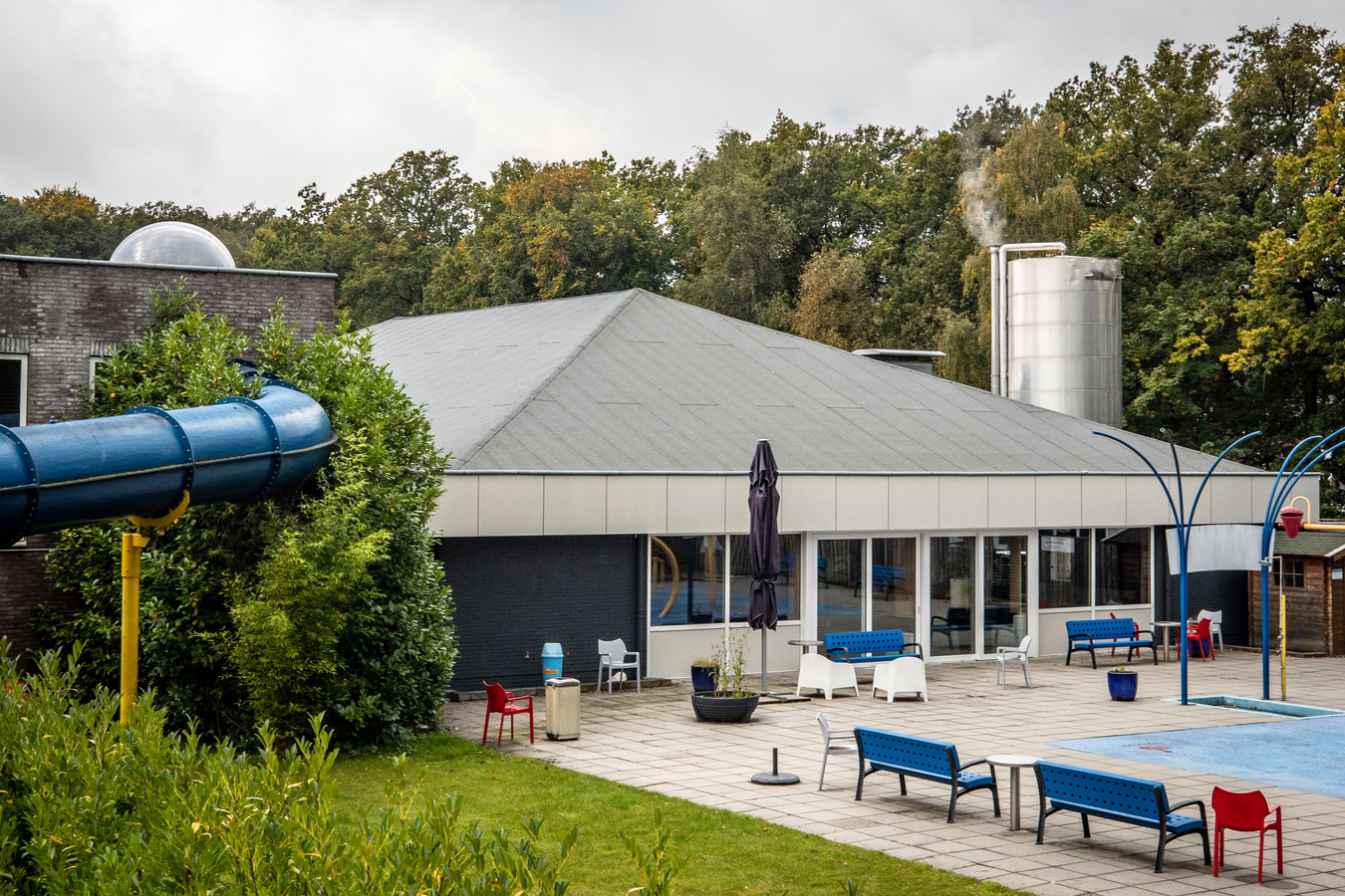 Renovatie dak en gevel zwembad in Tubbergen valt flink duurder uit Foto AD.nl