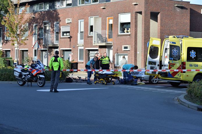 Op de Linie in Apeldoorn is zaterdagmiddag een fietser gewond geraakt bij een aanrijding met een auto.