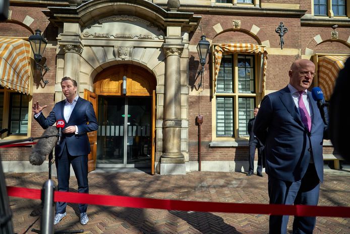 Demissionair Minister Hugo de Jonge van Volksgezondheid, Welzijn en Sport (CDA) vertrekt van het Binnenhof.