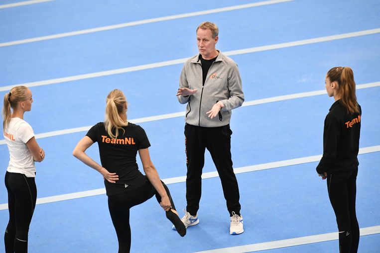 Vincent Wevers traint Naomi Visser, Lieke en Sanne Wevers.  Beeld ANP