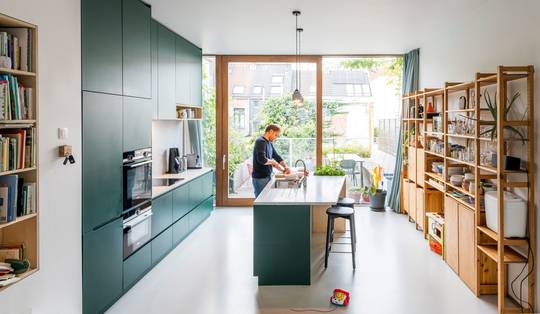 Oude garage wordt groene stadsoase: binnenkijken in een slim gerenoveerd rijhuis